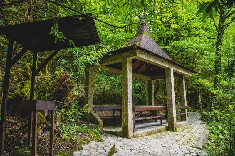 Отдых в малых беседках на территории «Навалишенское ущелье»