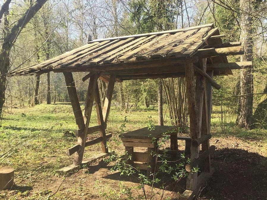 Беседки и площадки для отдыха на территории Шале-отеля «Таежные Дачи»