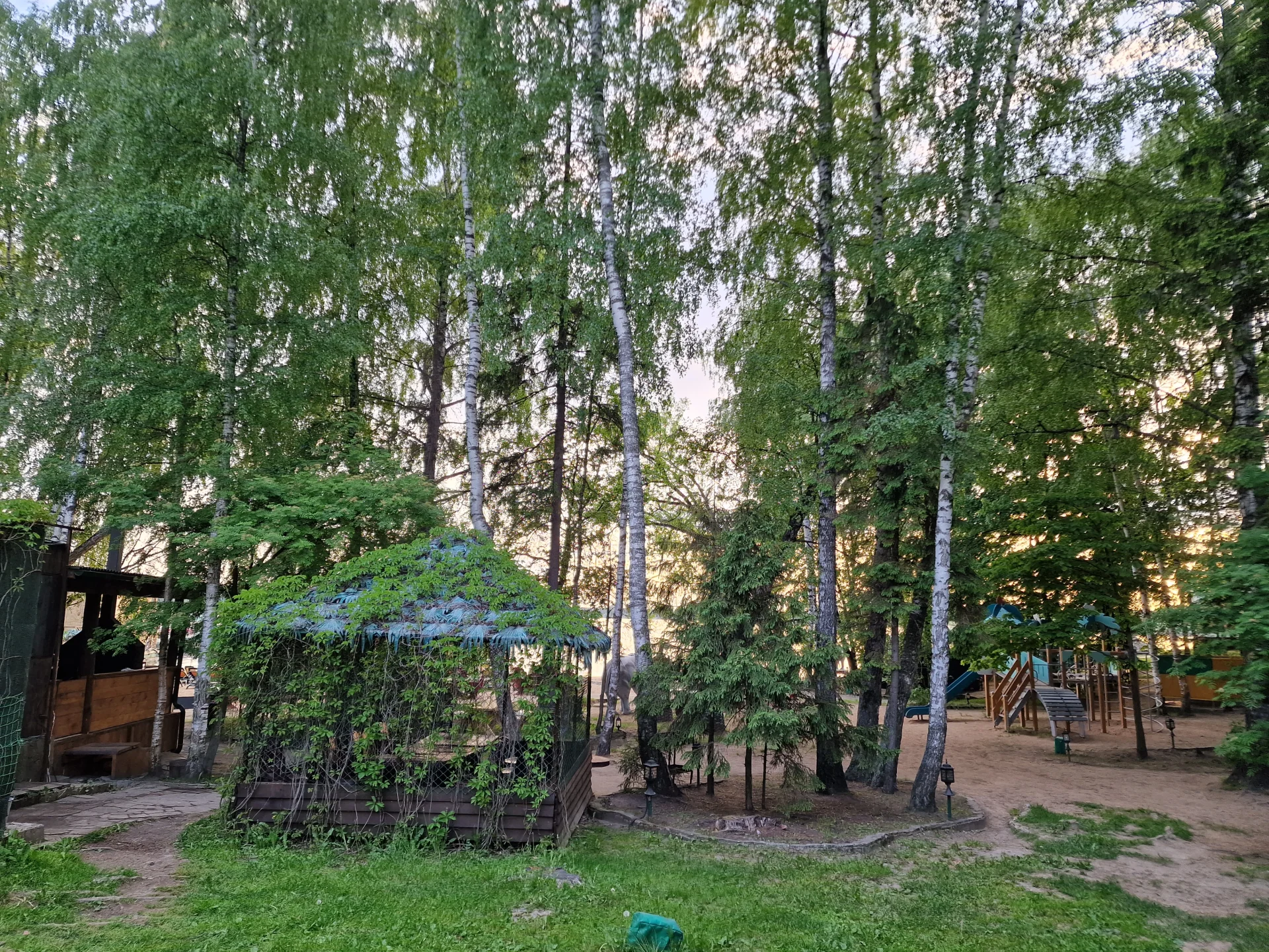 Снять беседку под названием «Тропик» вместимостью до 10 человек в РК «Малибу»