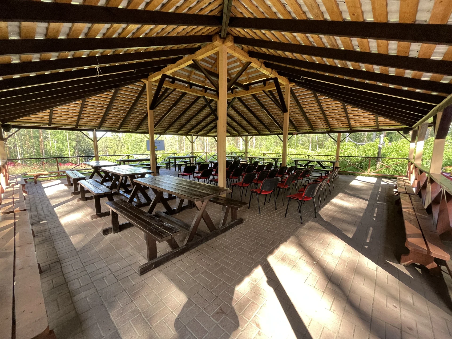 Крытая беседка вместимостью до 80 человек