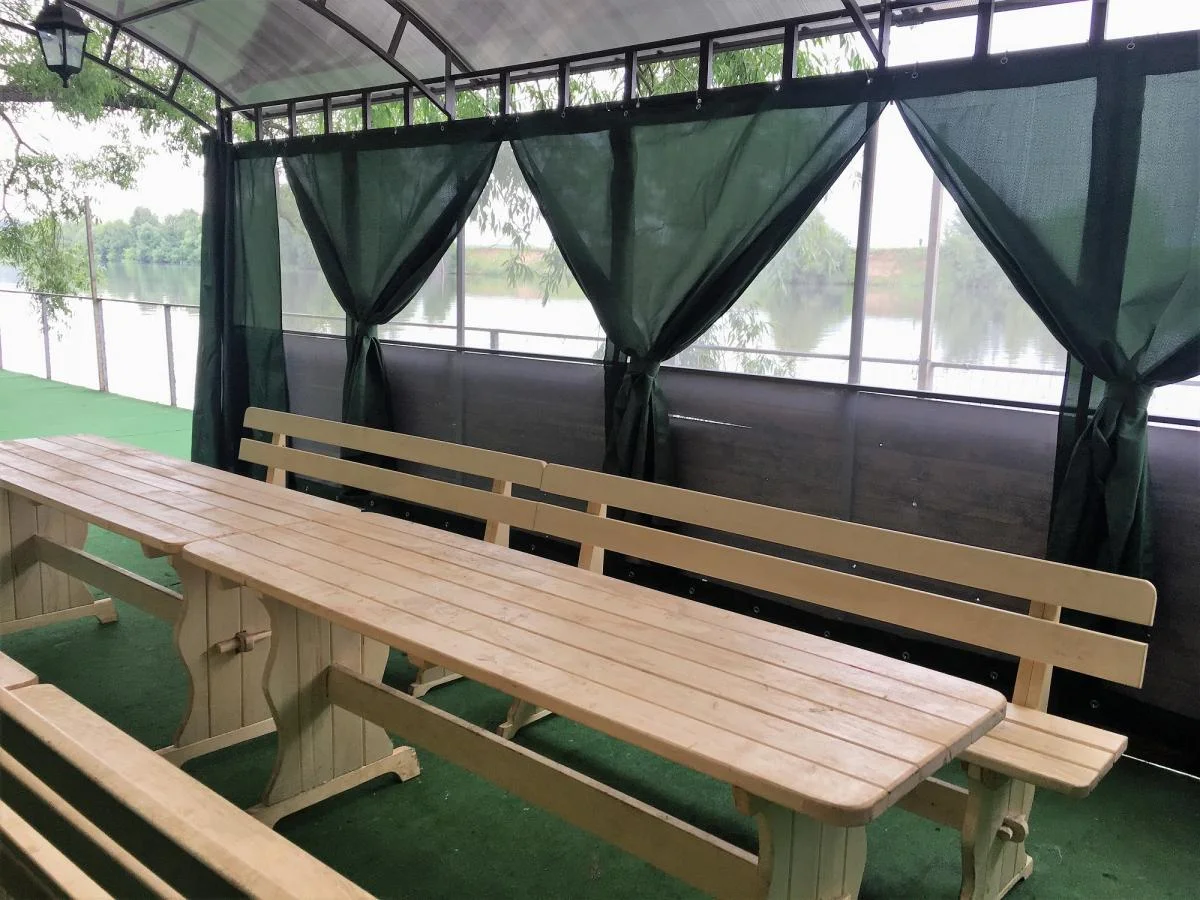 Небольшая беседка на воде для пикника в теплое время года