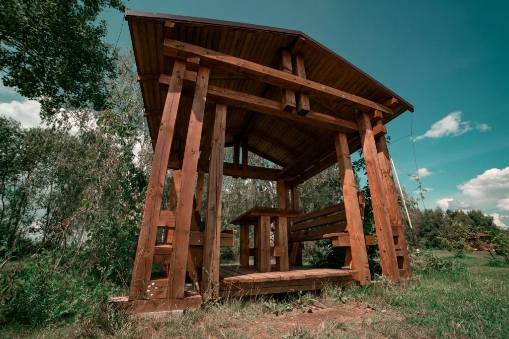 Качающаяся беседка с мангалом возле воды на 8 человек