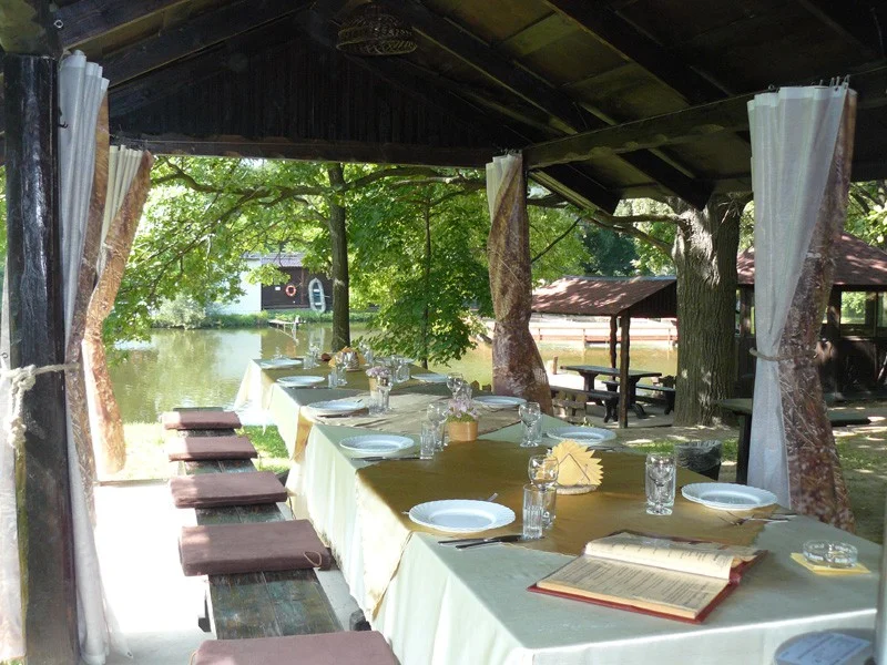 Аренда дубового шалаша в ресторане «Рыбацкая деревня» в Москве