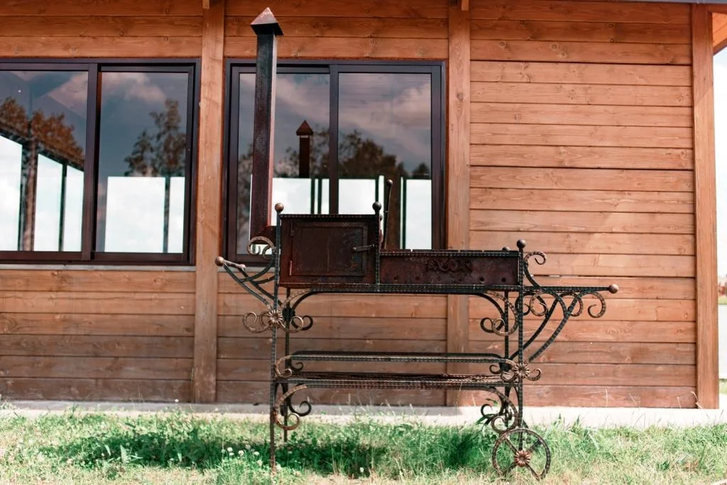 Теплая беседка для рыбалки с мангалом на базе отдыха «Ихтиолог»