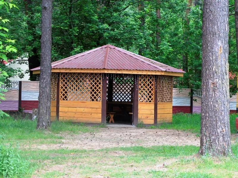 Беседки и шатры для отдыха на базе отдыха “Лебяжье”