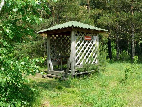 Деревянная беседка, мангал, скамьи, стол. Вместимость 6 человек