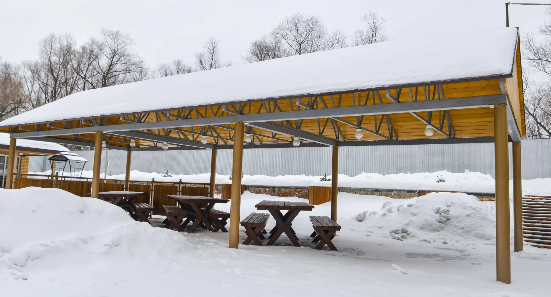 Уютные беседки для отдыха в парк-шале “Бенилюкс”