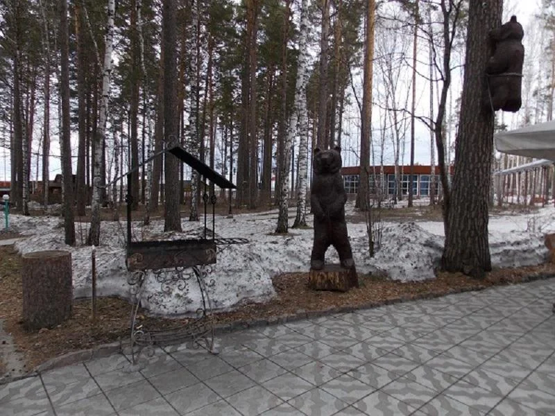 Три Медведя – это небольшая открытая мангальная зона для шашлыка