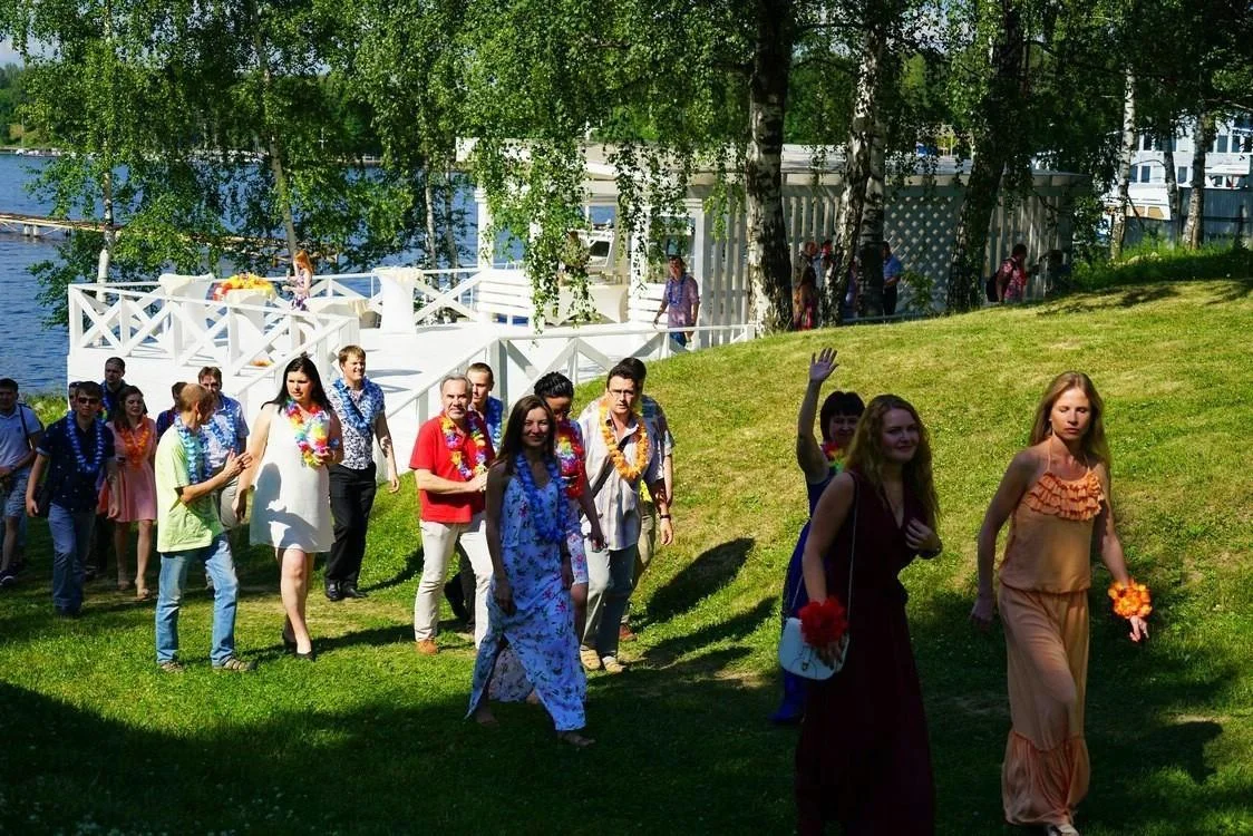 Беседки на семейном пруду с навесом и мангалом