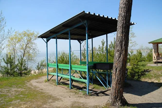 Открытая беседка на 12 персон с мангалом в парке отдыха «Звезда»