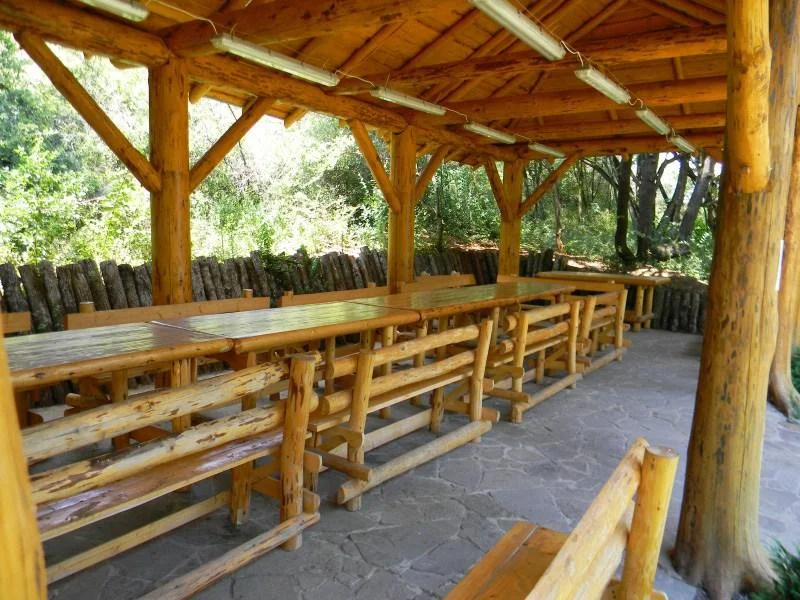 Большой навес № 4 с вместимостью до 40 человек на Грушевом озере