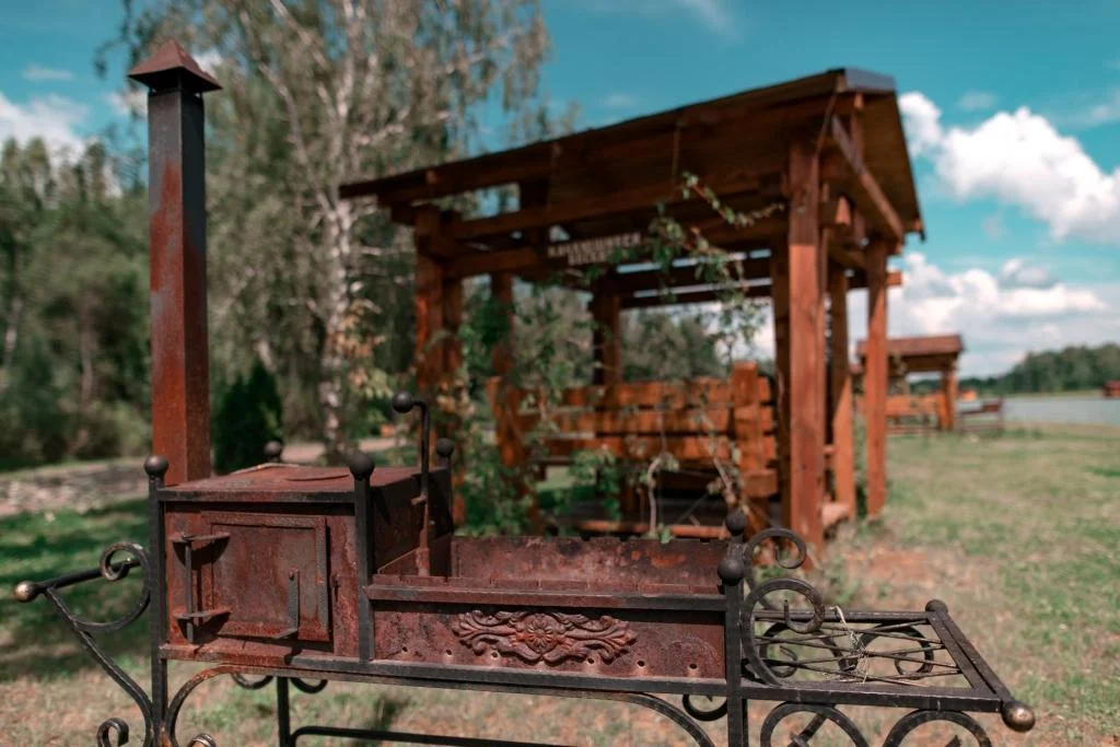 Качающаяся беседка с мангалом возле воды на 8 человек