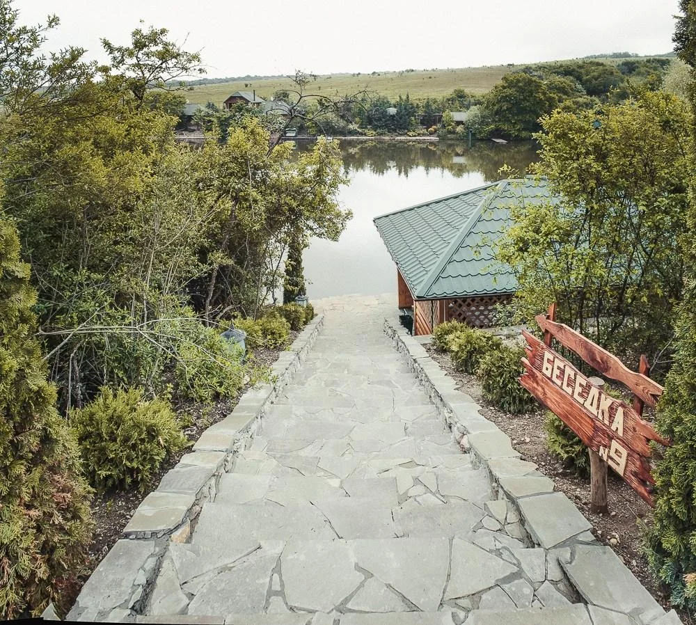 Большая беседка вместимостью до 30 человек на Грушевом озере