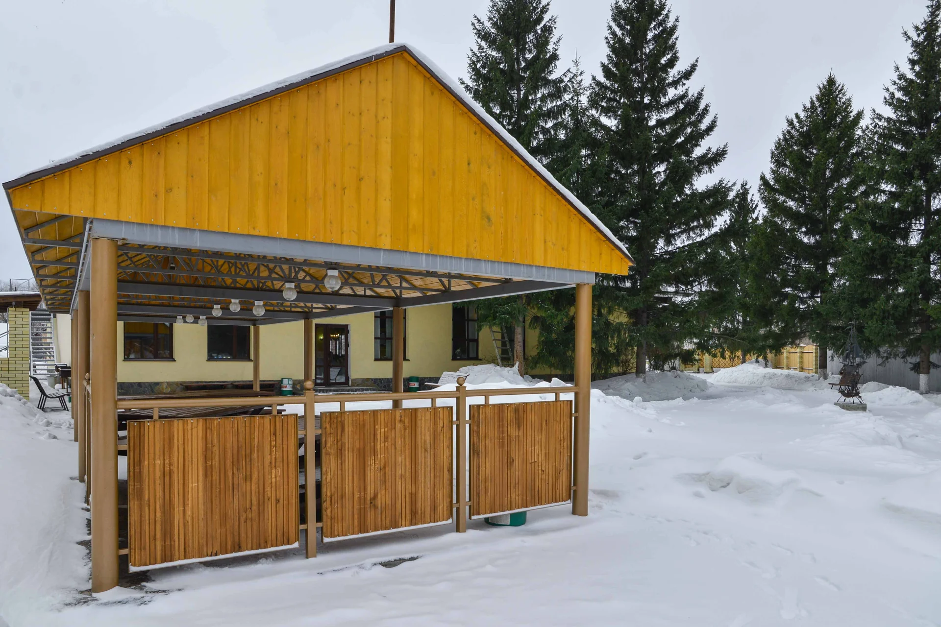 Уютные беседки для отдыха в парк-шале “Бенилюкс”