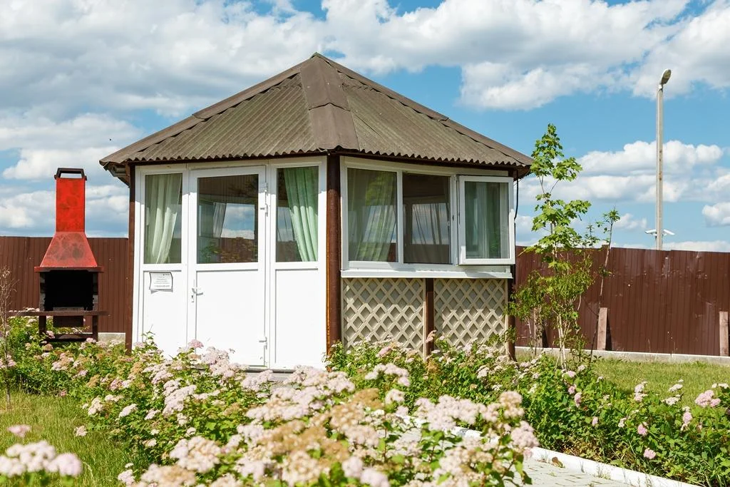 Снять зимнюю беседку на 12 человек с мангальной зоной в Загородном клубе «Белая лошадь»