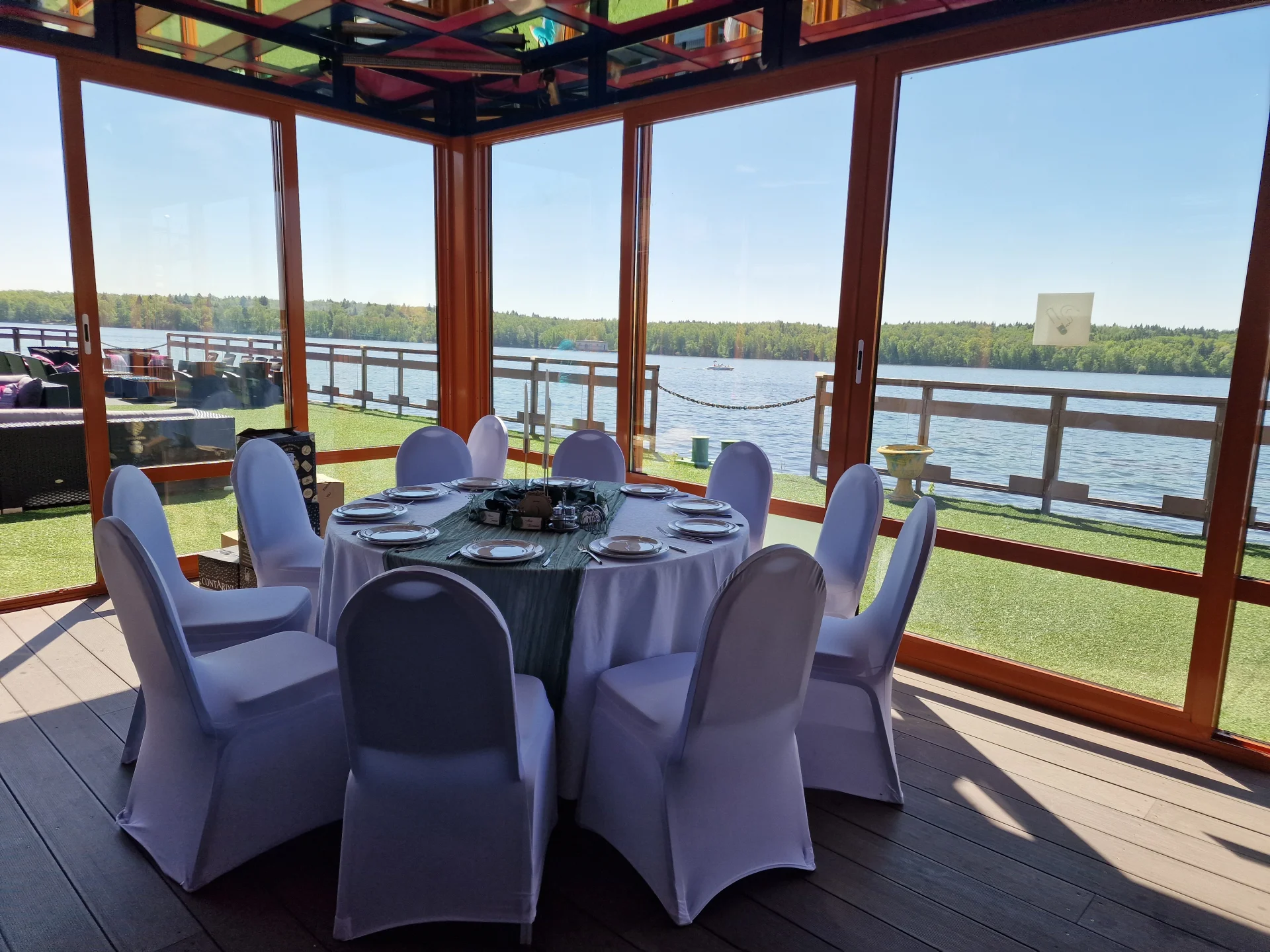 Аренда зала на воде «Стеклянный бар» с бассейнами