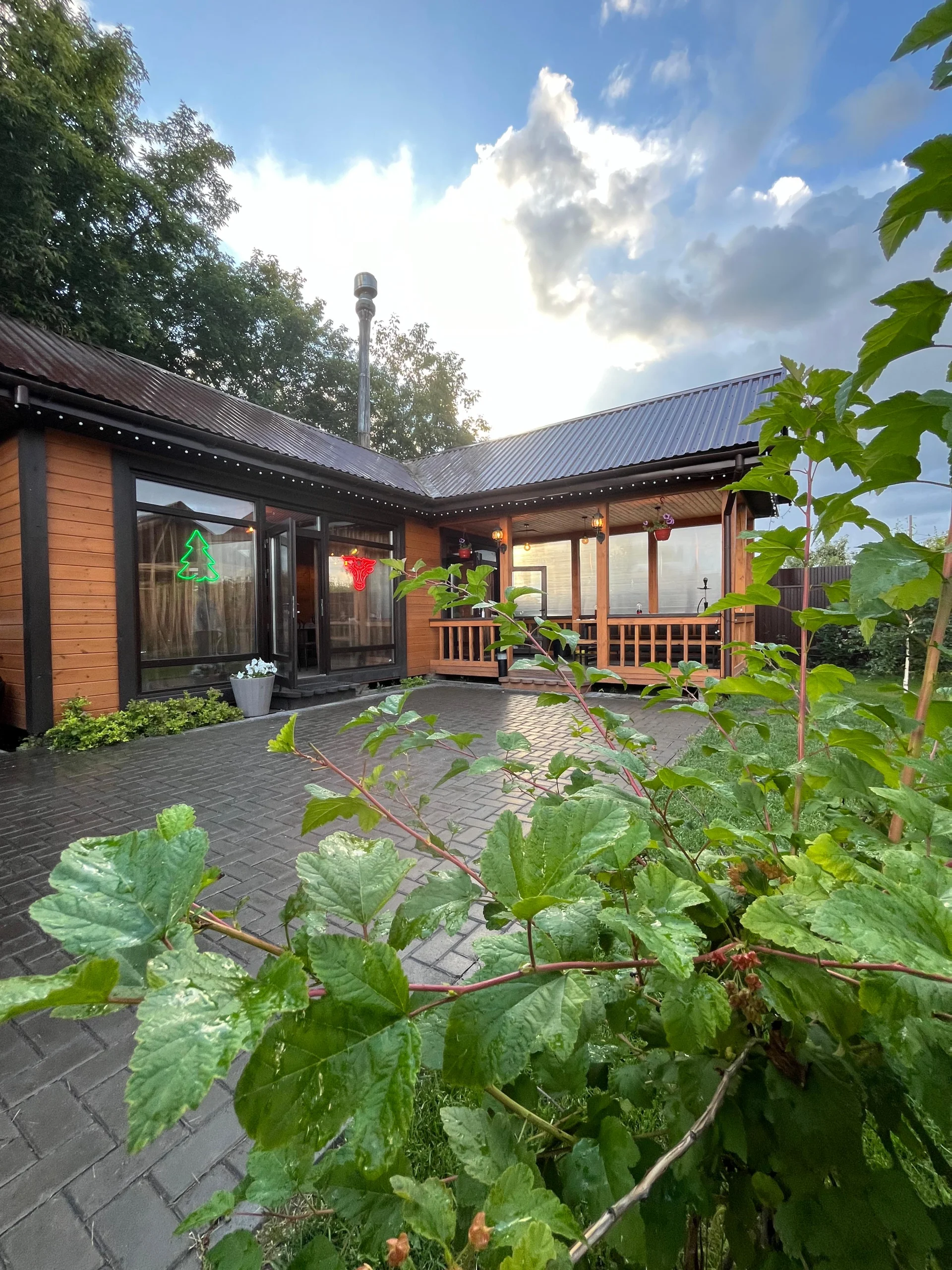 Аренда теплой беседки с гриль очагом и открытой верандой