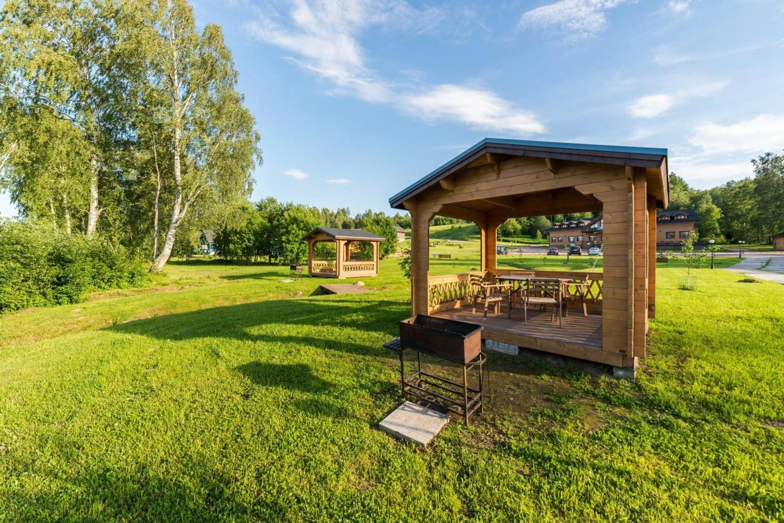 База отдыха «Вохотка» места для шашлыка на берегу Суходольского озера