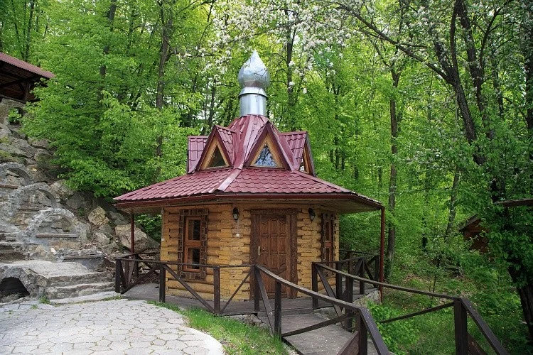 Закрытая беседка вместимостью до 10 человек / РГК — Русская Охота