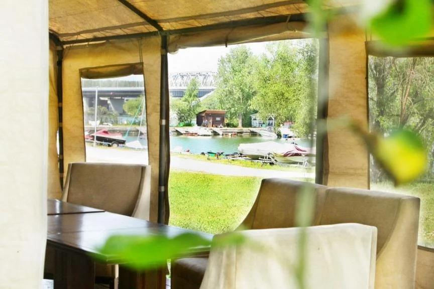 Роял Марин — белая беседка для шашлыка на территории Яхт Клуба