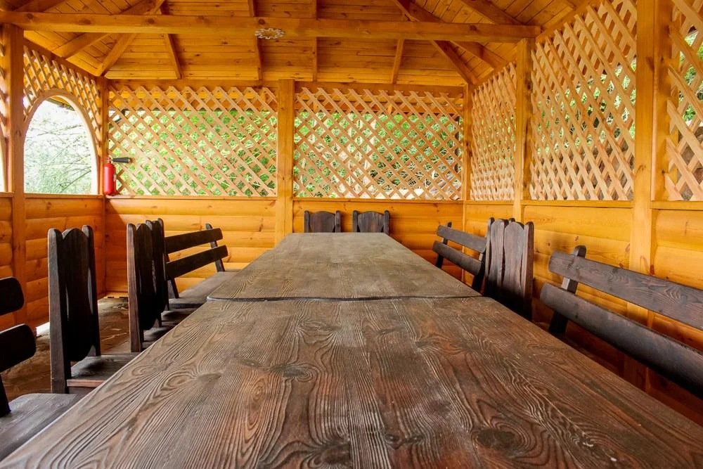 Большая беседка вместимостью до 30 человек на Грушевом озере