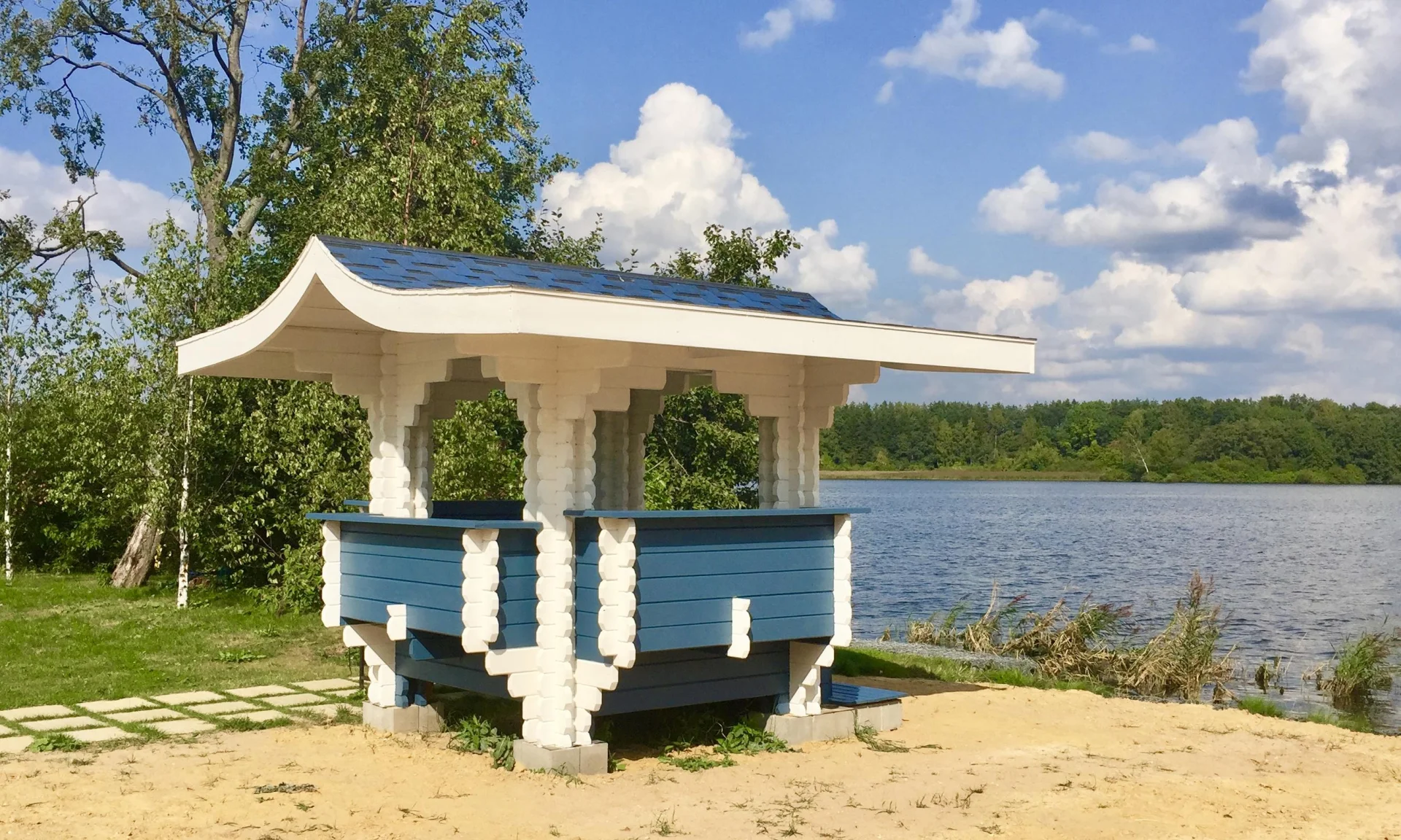 Маленькие беседки с мангалом у воды на 6 человек