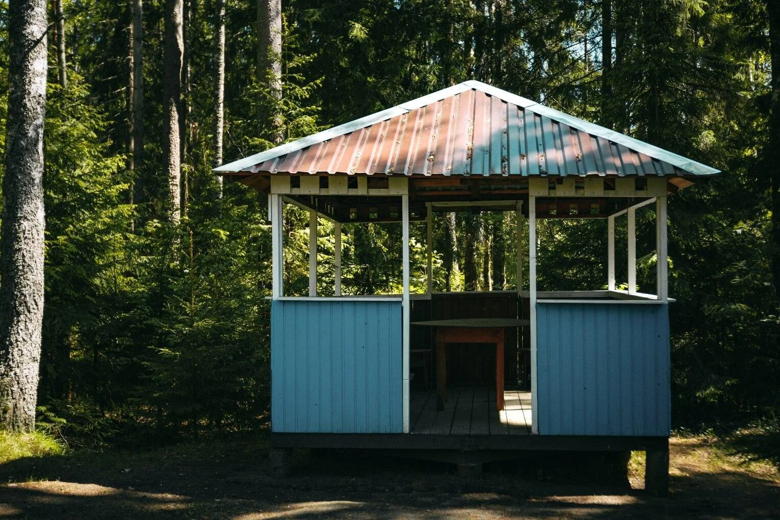 Снять беседку на 8 человек в лесной зоне возле озера