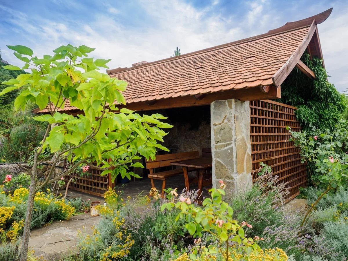 Аренда уютной беседки до 10 человек в отель-парке «Байдары»