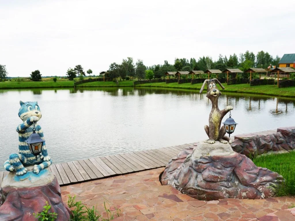 Беседки на семейном пруду с навесом и мангалом