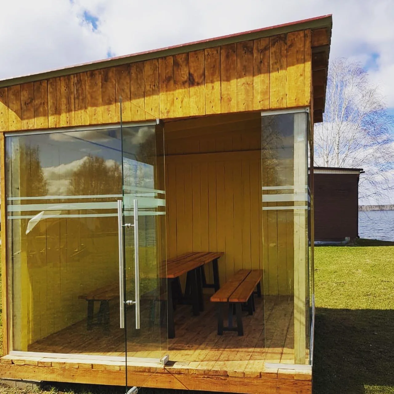 Веранда с панорамным видом на озеро