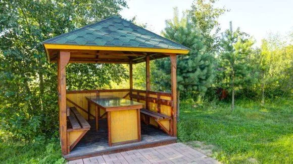 Небольшая и уютная беседка для пикника