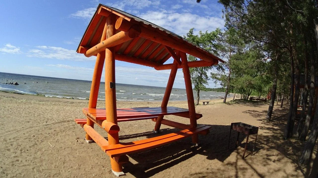 Небольшая беседка на 8 человек на берегу Финского залива
