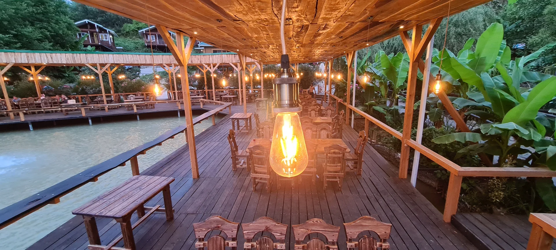 Проведение праздничных мероприятий в бальшой веранде рассчитана на 130 человек на Ачигварское озеро