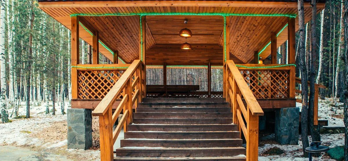 Беседка в сосновом бору вблизи берега озера Таватуй