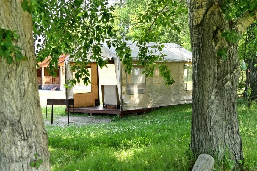 Роял Марин — белая беседка для шашлыка на территории Яхт Клуба