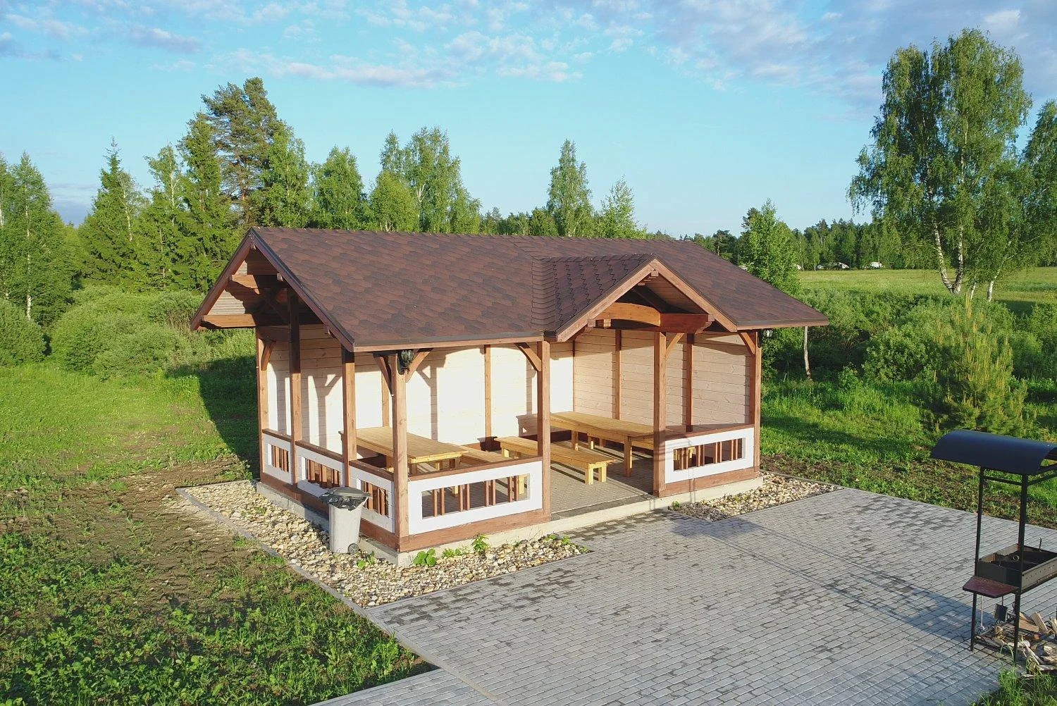 Аренда беседок в Подмосковье в рамках базы отдыха «Новинки Парк»