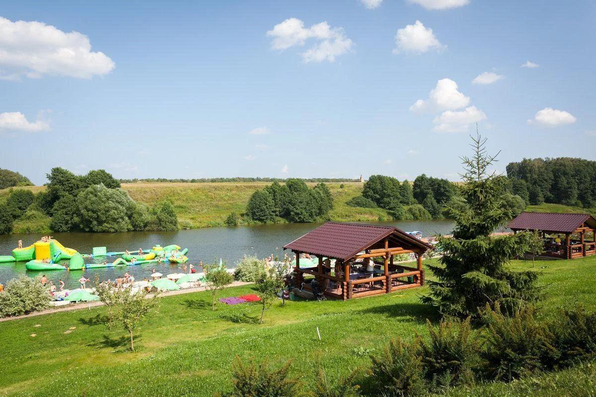 Орловский Парк Отель. Мангальные беседки на берегу озера Людовна.