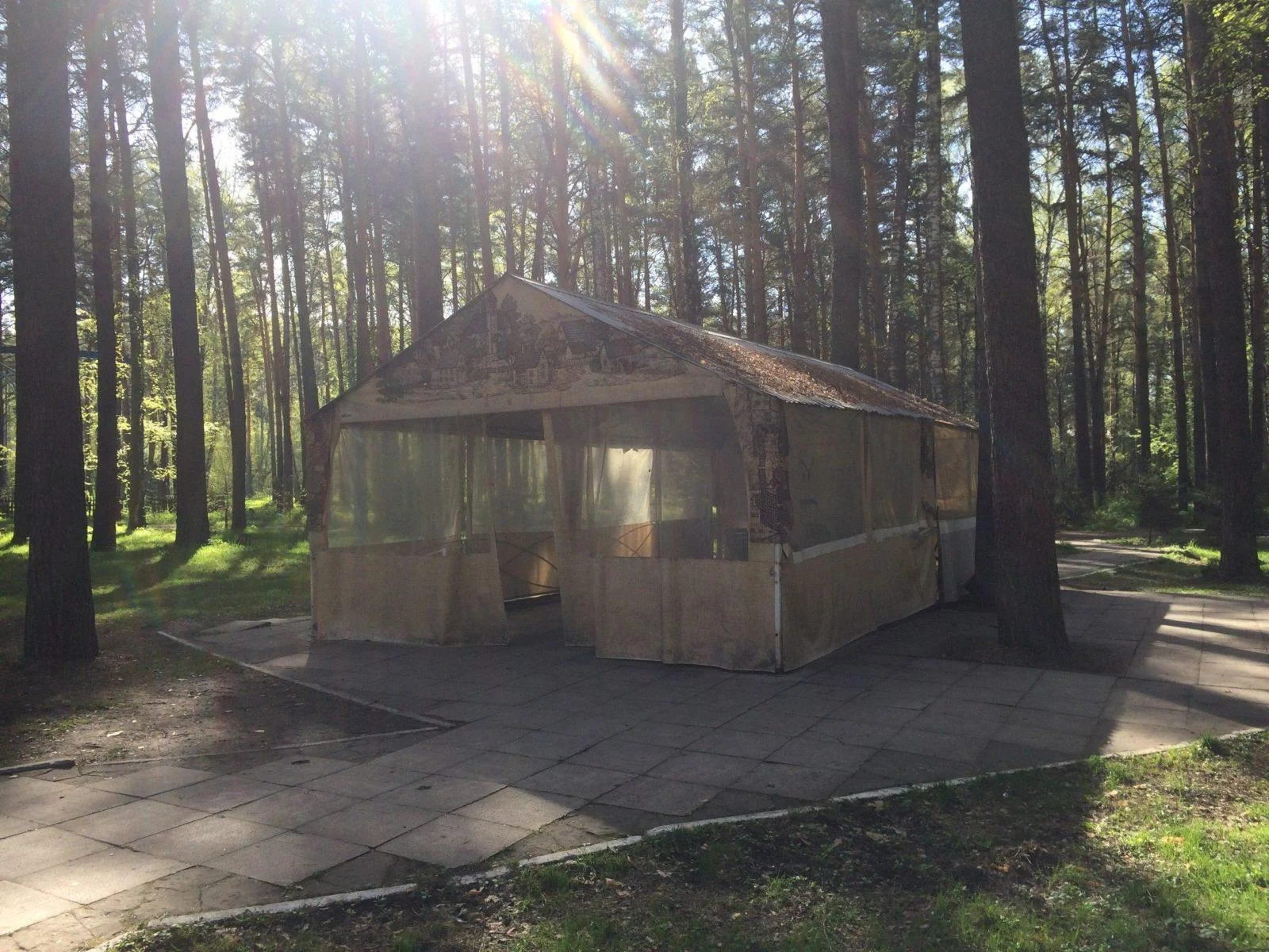 Крытая палатка (в наличии электрическая розетка и освещение)